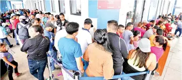  ??  ?? Venezuelan nationals queue at the binational border attention centre (CEBAF) in Tumbes, northern Peru in the border with Ecuador. — AFP