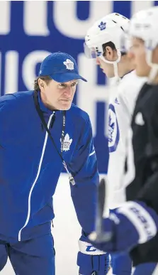  ?? ERNEST DOROSZUK ?? Maple Leafs coach Mike Babcock runs practice in Toronto on Wednesday as the Leafs prepare for the Flyers on Thursday.