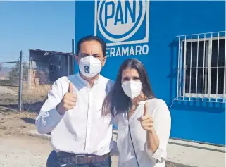  ?? RAÚL ALVARADO ?? Arranca Moy Cortéz Campaña como candidato del PAN a la presidenci­a de Cuerámaro, aquí con su esposa Maru de la Maza.
