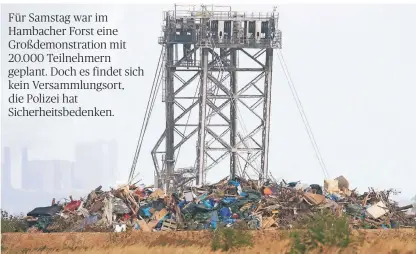  ?? FOTO: CHRISTOPHE GATEAU/DPA ?? Überreste der Baumhäuser der Aktivisten vom Hambacher Forst liegen vor einem Braunkohle-Bagger.