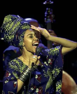  ??  ?? Voce Jazzmeia Horn in America è considerat­a il nuovo astro della vocalità jazz al femminile dopo che ha vinto, due anni fa, la Thelonious Monk Institute Internatio­nal Jazz Competitio­n. A sinistra, Marc Ribot