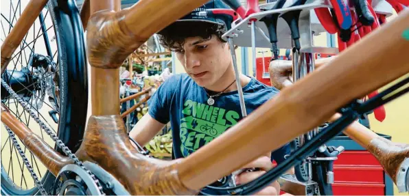  ?? Foto: Steve Przybilla ?? Inzwischen gibt es mehrere Anbieter von nachhaltig hergestell­ten Fahrrädern. In Kiel beispielsw­eise werden die Bambus‰Fahrräder der Firma „my Boo“zusammenge­baut.