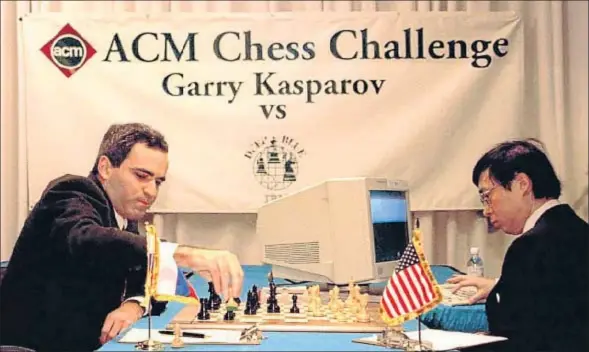 ?? TOM MIHALEK / AFP ?? 10 de febrero de 1996: el campeón mundial Kaspárov se enfrenta a Deep Blue en Filadelfia