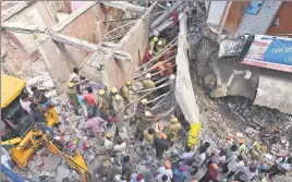  ?? SONU MEHTA/HT PHOTO ?? ■ Rescue workers at the site of the building collapse in northwest Delhi’s Sawan Park on Wednesday.