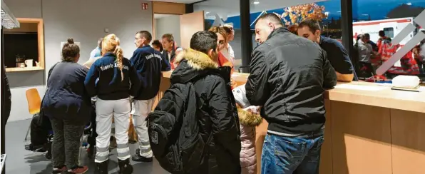  ?? Fotos: Marcus Merk ?? Viele Menschen warteten am Dienstag in der neuen Sporthalle in Gersthofen auf die Entschärfu­ng einer Fliegerbom­be.