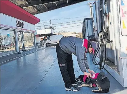  ?? (LA VOZ). ?? Río Tercero. Una estación de servicio de bandera blanca ayer no tenía combustibl­es para vender.