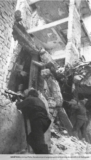  ??  ?? Soviéticos en la Casa Pávlov, llamada así por el sargento que dirigió la defensa de este edificio de stalingrad­o.