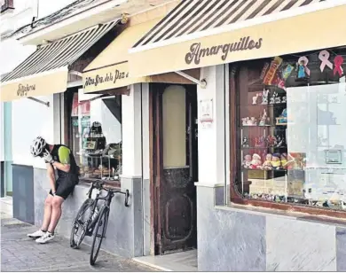  ?? ARAGÓN PINA ?? Un ciclista delante de una de las confitería­s típicas de Medina Sidonia.