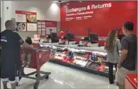  ??  ?? 在Target店內2­5日有客人陸續退貨。（記者張宏／攝影）