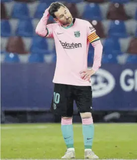  ?? EFE / BIEL ALINO ?? Leo Messi, decepciona­do, tras marcar el Levante un gol.