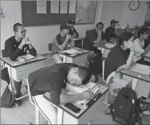  ?? REUTERS ?? Bang Jun-young, a member of the Deokjeok High School baseball team, naps during an English class.