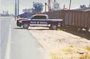  ?? /Foto: Staff ?? Fueron sorprendid­os robando chatarra del tren sobre la carretera alterna Celaya-Villagrán.