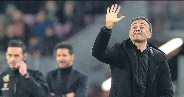  ?? LLUIS GENE / AFP ?? El entrenador del Barcelona, Luis Enrique Martínez, gesticulan­do durante el partido del pasado martes