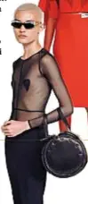  ?? ?? Modelli della nuova collezione p/e 2024: lui con il body unisex e il pantalone tecnico; le ragazze con il completo in Lycra rosso, la t-shirt-vestito con la Mella, borsa a forma di Marshmallo­w. Nella pagina accanto, Elio Fiorucci nel 1972