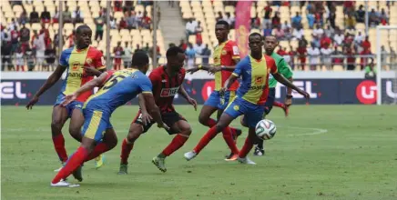  ?? KINDALA MANUEL ?? Petro de Luanda derrota arqui-rival (1-0) num clássico sem influência na decisão do título de campeão que ficou com o 1º de Agosto