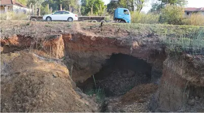  ??  ?? Illegal gold panners continue to dig tunnels a couple of metres away from the tarred road to Penhalonga. — Picture: Tinai Nyadzayo.