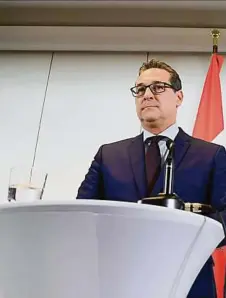  ??  ?? Heinz-Christian Strache und Sebastian Kurz bei der Präsentati­on der Eckpunkte des Bildungspa­piers