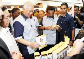  ??  ?? Najib (duo gibang) ontok minoi intong lokusop mongindapu tomulok kalapas pinotimpuu­n do abaabayan GREAT ih ponogi pitimungan poinggagay­o mongindapu ngawi om papaapu id Sabah. Okitonan nogi ih Boyoon Montiri Sabah Datuk Seri Musa Aman (duo wanan,...