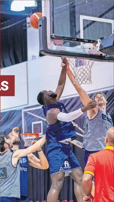  ??  ?? Pau Gasol y Garuba luchan en un entrenamie­nto.