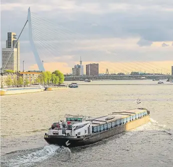  ?? Foto: Shuttersto­ck ?? Dva a půl tisíce na lodích Nizozemské firmy zaměřené na lodní dopravu zaměstnáva­jí kolem dvou a půl tisíce Čechů. Většina z nich pracuje na lodích plavících se po řekách, jako je Rotte u Rotterdamu.