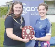  ?? ?? Macra President Elaine Houlihan presenting Shelley O’Neill with the All-Ireland winning shield, following victory over Ballylande­rs.