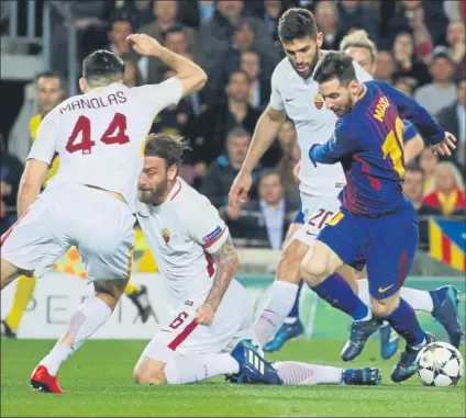  ?? FOTO: PEP MORATA ?? Leo Messi, rodeado de rivales Una imagen ya habitual que ayer se repitió en varias ocasiones en el transcurso del Barça-Roma