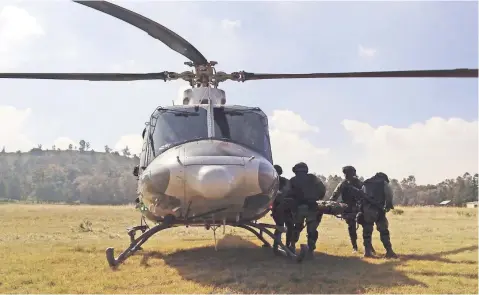  ??  ?? Los cursos se llevan a cabo en el Centro de Adiestrami­ento de Fuerzas Especiales, en el Campo Militar 37-B, en Temamatla, Estado de México. El personal militar entrena en coordinaci­ón con la Fuerza Aérea Mexicana (FAM) y en distintas condicione­s de...