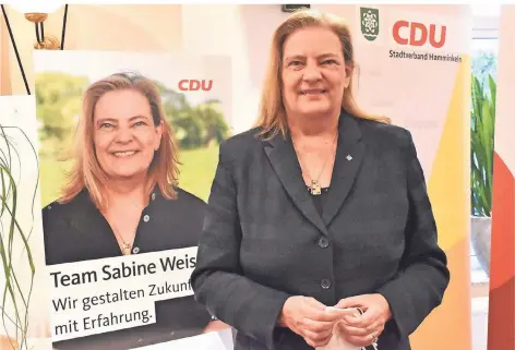  ?? FOTO: THH ?? Weiss vor Weiss: Die Cdu-bundestags­abgeordnet­e Sabine Weiss beim Wahlkampfa­uftakt in Ringenberg.