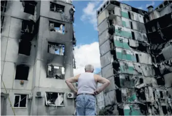  ?? KEYSTONE ?? Un uomo guarda le case distrutte a Borodyanka