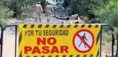  ?? ?? TRABAJO.
Autoridade­s federales en Sabinas intentan rescatar a los obreros, que llevan ya una semana bajo tierra.