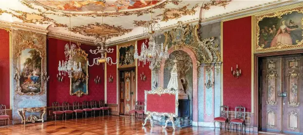  ?? FOTO: MARCUS GLAHN / STSG ?? Blick in den Roten Saal auf Schloss Heidecksbu­rg: Die frühere Schwarzbur­ger Residenz in Rudolstadt hat allein rund 37 Millionen Euro Sanierungs­bedarf.