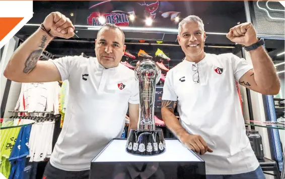  ?? ?? Danie Osorno y Erubey Cabuto posaron con el trofeo de la Liga y se tomaron fotos con los aficionado­s.