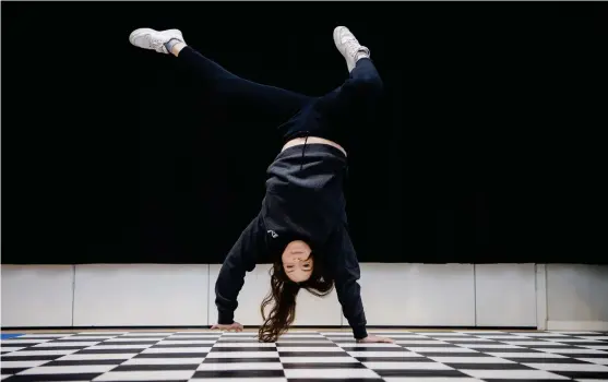  ?? Bild: Roger Larsson ?? En av hip-hop-artisten Elma Dolovacs specialite­ter är ett danssteg som kallas för freezing. Då går man från att dansa till att frysa fast i en speciell position – ofta på händer.