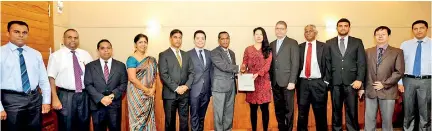  ??  ?? Sampath Bank PLC Managing Director Nanda Fernando exchanging the agreement with South and South East Asia (SSEA) Alipay Cross-border Business General Manager Dr. Cherry Huang in the presence of representa­tives from Alipay, Interblock­s and Sampath Bank