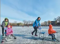  ?? GUO QIAN / FOR CHINA DAILY ?? Visitors play on an ice rink in Shichahai, Beijing, on Monday, when the city enjoyed blue skies and good air.