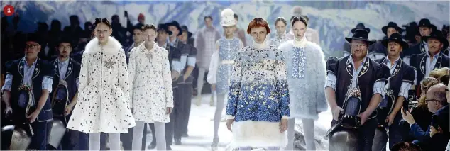  ?? 1 ?? Uno spettacola­re colpo d’occhio sulla sfilata di Moncler Gamme Rouge, disegnata da Giambattis­ta Valli: la collezione è sempre più preziosa, con declinazio­ni couture
Ha un’allure sportiva la collezione di Louis Vuitton disegnata da Nicolas...