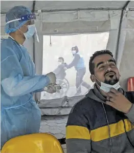  ?? Said Khatib / AFP ?? Un palestí preparat per fer-se la prova de la Covid a Rafah, ahir.