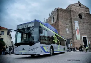  ?? ?? Integrazio­ne che fa litigare Uno dei nuovi bus a metano di Busitalia per Padova, che sta litigando sui fondi con i Comuni della cintura