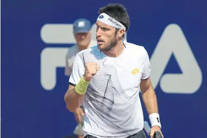  ??  ?? Triunfo apretado. Mayer tuvo que llegar al tercer set para superar a Mena en el Challenger de Buenos Aires.