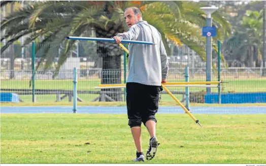  ?? MANUEL ARANDA ?? Romerito asegura que ante el Utrera ya hay que ganar sí o sí y cree que los resultados de los rivales directos les van a volver a favorecer.