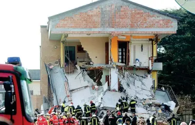  ??  ?? Macerie
Vigili del fuoco sul luogo del crollo a Rescaldina, nel Milanese (Foto Lapresse)