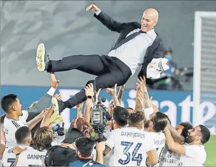  ?? FOTO: SIRVENT ?? Zidane fue manteado por sus jugadores al final del partido para celebrar el título de Liga logrado en el Di Stefano