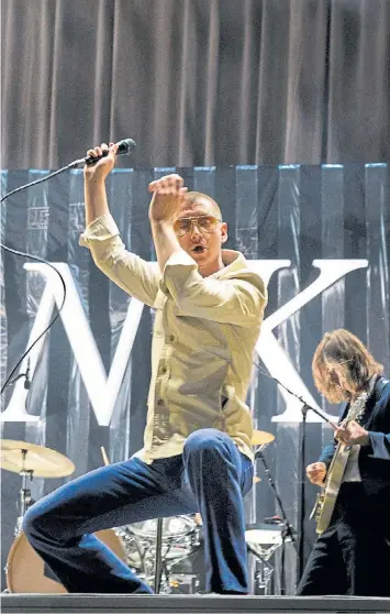  ??  ?? Los platos fuertes. Arctic Monkeys, izquierda, y TwentyØneP­iløts son dos de las grandes bandas que serán de la partida. Es la sexta edición local del festival creado por Perry Farrell en 1991.