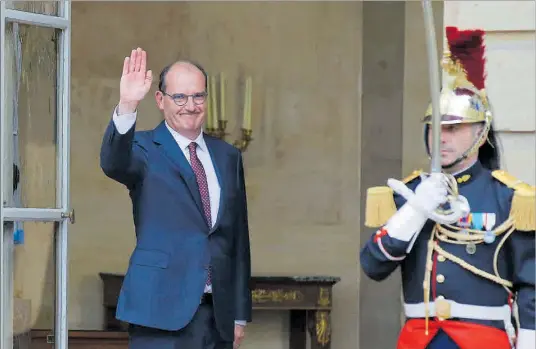  ??  ?? Jean Castex saluda a l'arribar al palau de l'Elisi, ahir a París.
AP / MICHEL EULER