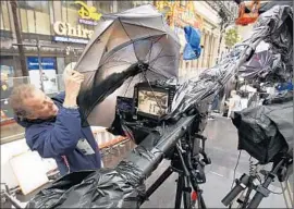  ?? Al Seib
Los Angeles Times ?? SO FAR, no advertiser­s have pulled out of the telecast, sources say. Above, cameraman Brian Reason struggles with equipment at a 2014 preshow event.