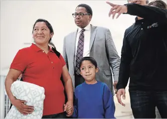  ?? PATRICK SEMANSKY THE ASSOCIATED PRESS ?? Darwin Micheal Mejia, bottom centre, and his mother, Beata Mariana de Jesus Mejia-Mejia, were reunited at Baltimore airport on Friday. Mejia-Mejia's son was released after she sued the U.S. government.