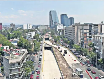  ??  ?? Los pasos a desnivel se ubican en el cruce de Mixcoac e Insurgente­s Sur, donde los automovili­stas tardaban hasta 40 minutos en poder atravesar el sitio. Con la obra vial se prevé que no pierdan más de cinco minutos.