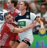  ?? FOTO: GUIDO KIRCHNER/DPA ?? THC-Spielerin Alicia Stolle (re.) gehörte gegen Kroatien zu den Aktivposte­n.