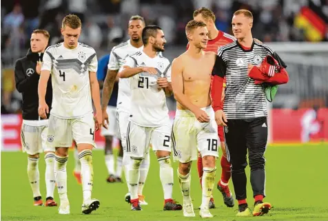  ?? Foto: Lennart Preiss, Witters ?? Abgekämpft, aber glücklich: Der hohe Einsatz war einigen Nationalsp­ielern wie hier Matthias Ginter (Zweiter von links) oder Jerome Boateng (Dritter von links) nach der Par tie gegen Frankreich anzumerken.