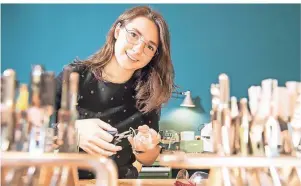  ?? FOTO: ROBERT GÜNTHER ?? Neben dem Verkaufsra­um ist Augenoptik­er-Azubi Carla Schneider auch oft in der Werkstatt, um Brillen zu bearbeiten.